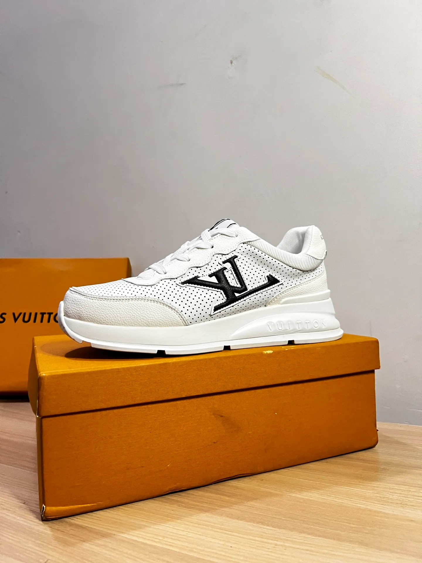 Factory price: 438💰LV men's classic casual sneakers. This sneaker is made of soft cow leather and has a classic logo. The classic logo shapes the elegant upper. The thick yet lightweight rubber outsole is embossed with the Louis Vuitton logo. The padded insole and technical lining once again upgrade the comfort experience. The calfskin lining imported from Italy is high-end and comfortable, and the original outsole is light and wear-resistant! Purely handmade, details determine quality! Size: 38-45, customized 45